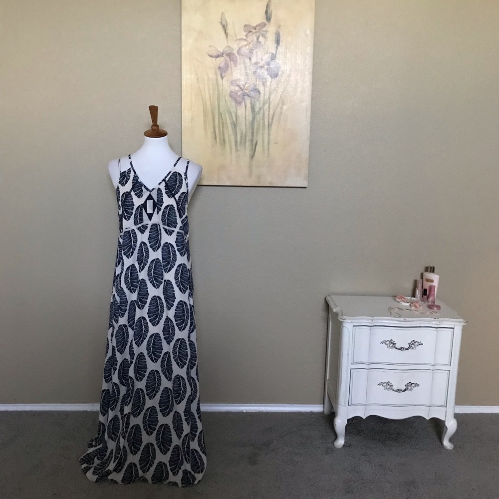 NEW Izzy and Lola Leaf Print Maxi Dress